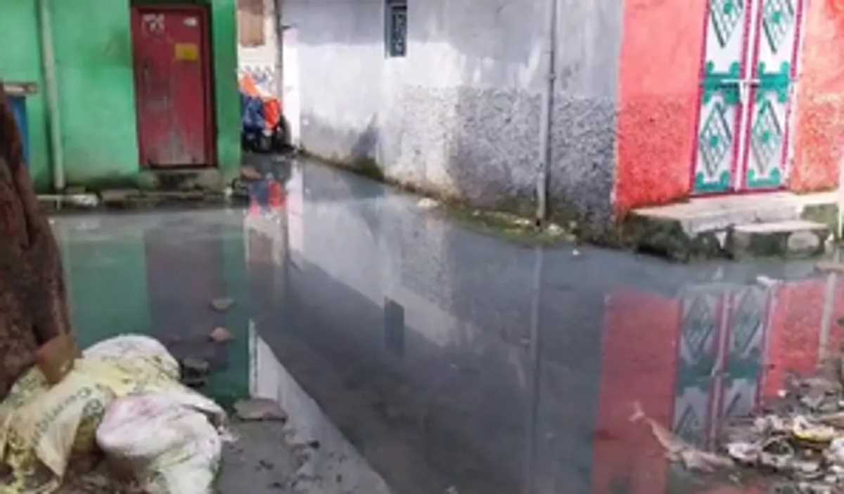 दिल्ली के तुगलकाबाद में जलभराव से परेशान हुए लोग, छलका दर्द